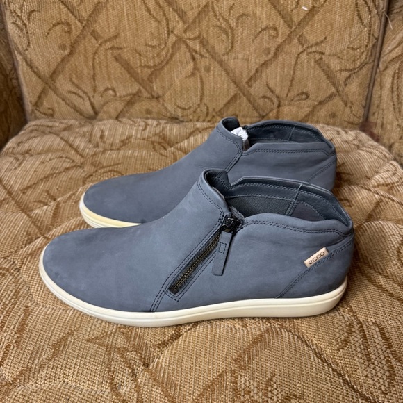 Woman's Sneakers & Athletic‎ Shoes ECCO Soft 7 Low Cut Zip Bootie EU 42 US 11